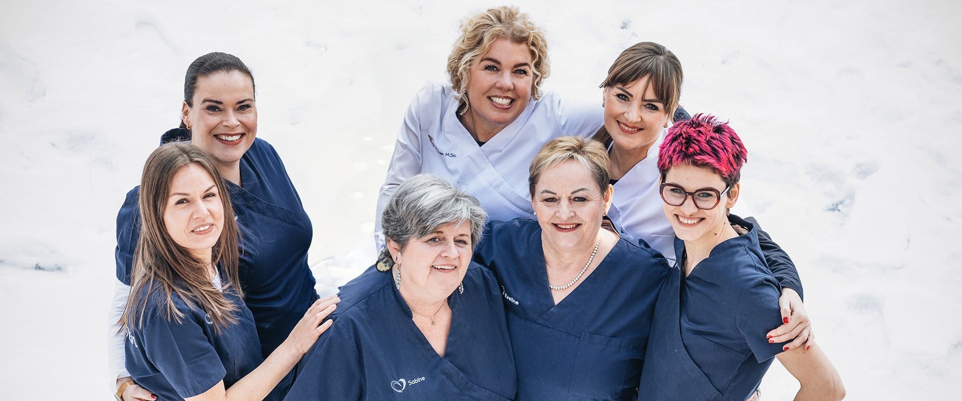 Drei Zahnärztinnen und fünf zahnmedizinische Fachangestellte