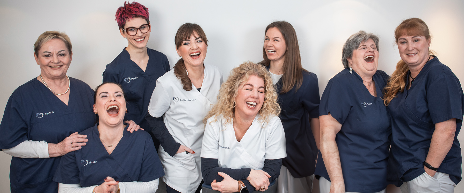 Zahnärztinnen und zahnmedizinische Fachangestellte lachen